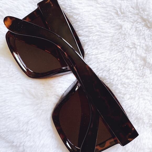 Liora Tortoise Brown Oversized Bold Sunglasses - Picture 12 of 13